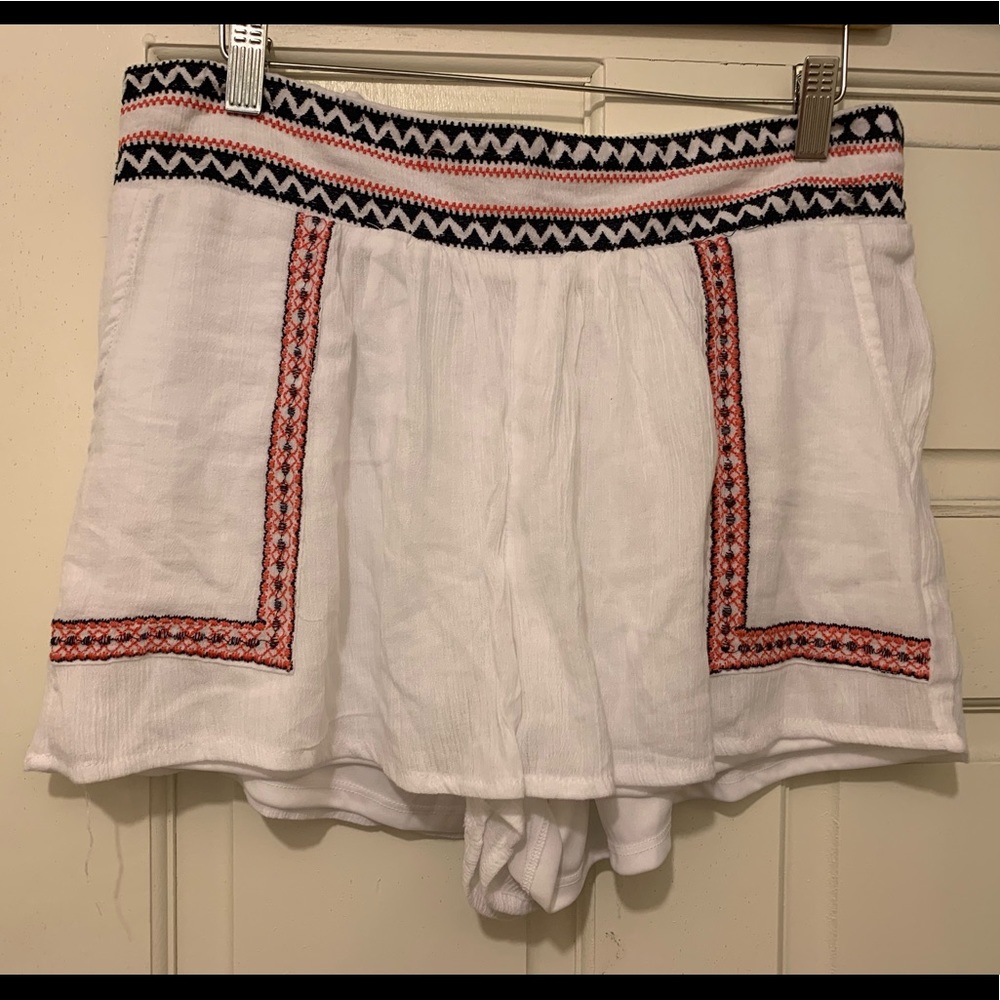 Red Camel Embroidered Shorts Size Large